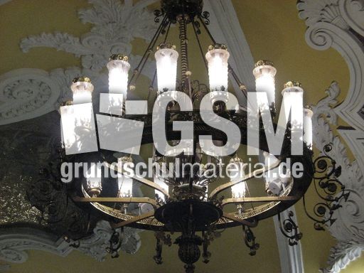 293 Moskauer U-Bahn Leuchter.JPG